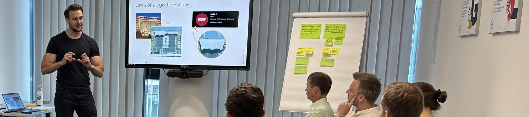 David Frank in einer Workshop-Situation mit Teilnehmenden